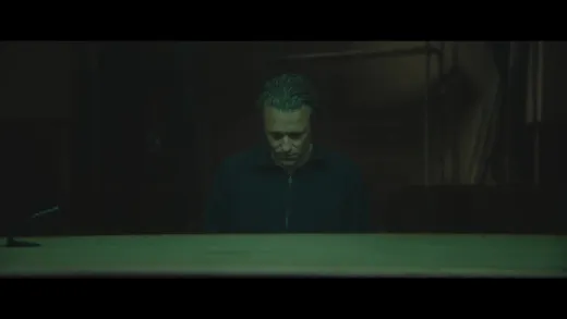 E8