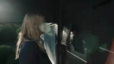 Killing Eve: Dupla Obsessão-E3.A Rainbow in Beige Boots