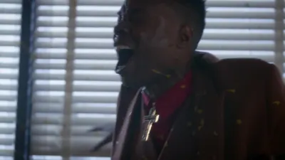 Pose-E1.On The Run