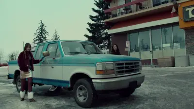 Wynonna Earp-E1.Blood Red and Going Down