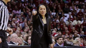 The Playbook: Estratégias para Vencer-E5.Dawn Staley – Regras de vida de um treinador