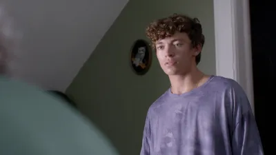 Vivendo Com o Inimigo-E6.He Looks Like the Killer on TV