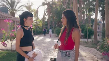 AlRawabi School for Girls-E5.Ela virou uma estranha