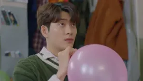 Cena do episódio 13 de Na Direção do Amor